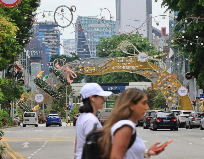 新加坡乌节路圣诞点灯盛启，迎来璀璨SG60庆典